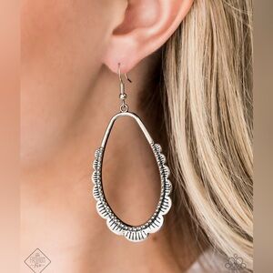 ❤️‍🔥5/$25❤️‍🔥 RUFFLE Around the Edges Silver Earrings